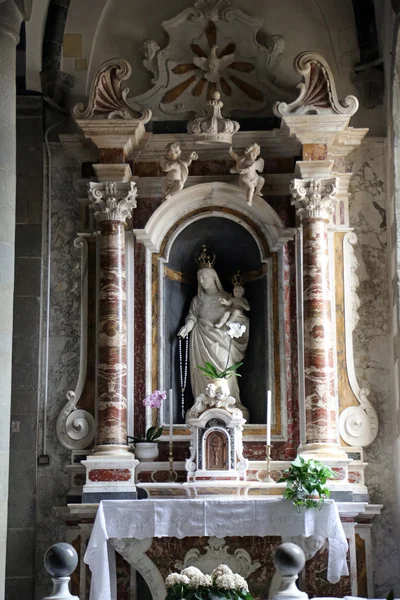 O altar da Virgem Maria com o Menino na igreja São João Batista em Riomaggiore, Ligúria, Itália — Fotografia de Stock