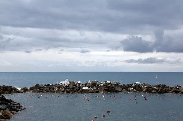 Riomaggiore breakwater, Cinque terre, Лигурия, Италия — стоковое фото