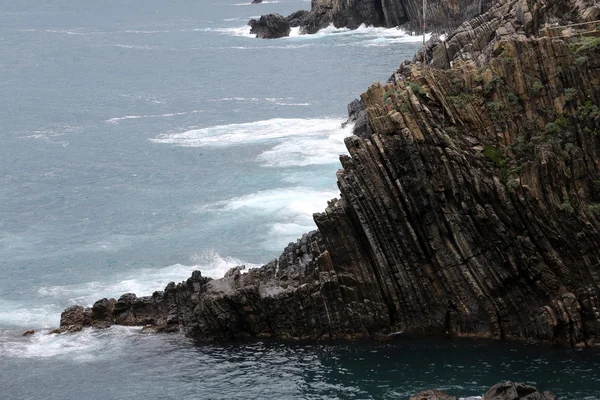 Útesy podél Středozemního moře v cinque terre, Itálie. — Stock fotografie