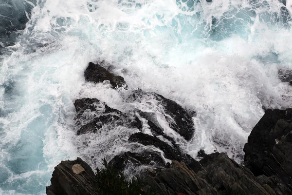 Vagues Brisant Sur Les Rochers — Photo