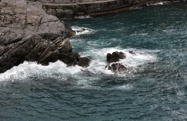 Skały wzdłuż wybrzeża Morza Śródziemnego w cinque terre, Włochy. — Zdjęcie stockowe