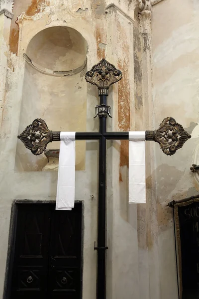 Крест в оратории мертвых в Старом городе в Монтероссо — стоковое фото