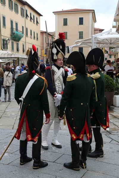 Italienska ön där napoleon skickades i exil i 1814 markerade 200-årsdagen av kejsarens ankomst på söndag med ett nytt antagande av entusiaster från hela Europa. Portoferraio, Italien — Stockfoto