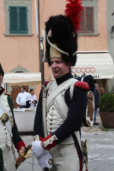 Het Italiaanse eiland waar napoleon in ballingschap in 1814 werd gestuurd gemarkeerd de 200e verjaardag van de keizer aankomst op zondag met een re-enactment van liefhebbers uit in heel Europa. Portoferraio, Italië — Stockfoto