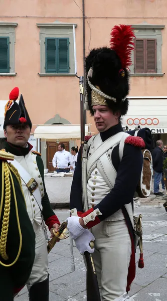 The Italian island where Napoleon was sent into exile in 1814 marked the 200th anniversary of the emperor's arrival on Sunday with a re-enactment by enthusiasts from across Europe. Portoferraio, Italy — Stock Photo, Image