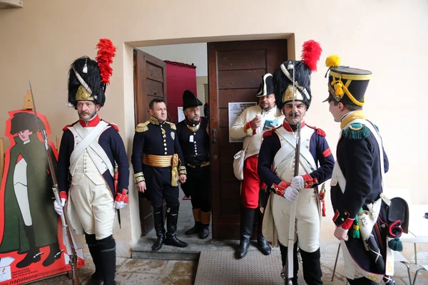 Pulau Italia tempat Napoleon dikirim ke pengasingan pada tahun 1814 menandai ulang tahun ke-200 kedatangan sang kaisar pada hari Minggu dengan diwujudkan kembali oleh para penggemar dari seluruh Eropa. Portoferraio, Italia — Stok Foto