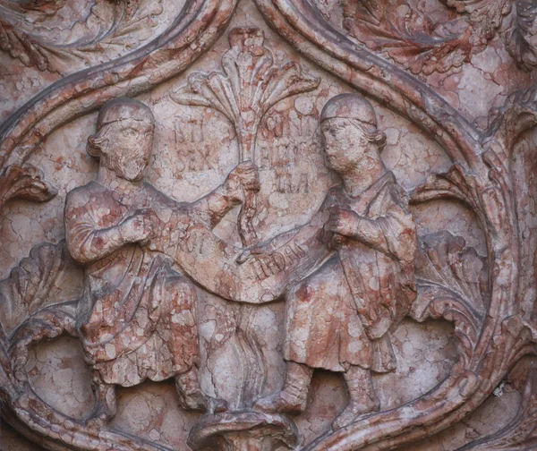 Detail mramorové sochy na křtitelnice, parma, Itálie — Stock fotografie