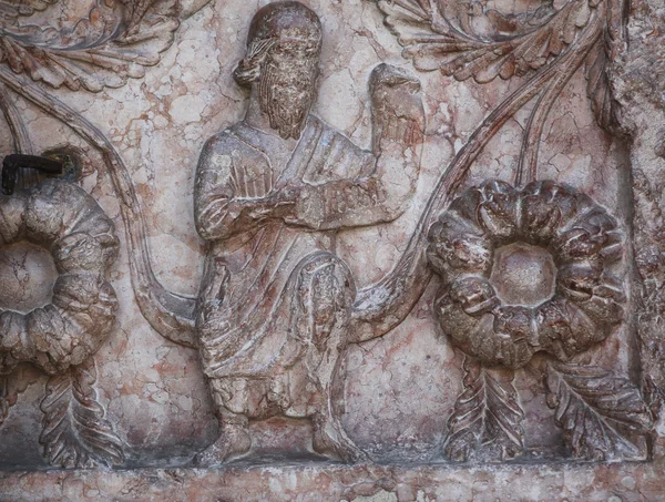 Деталь мармурові різьбленням на хрещальня, Парма, Італія — стокове фото