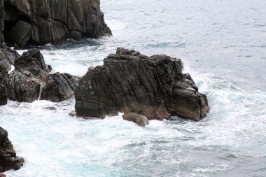 Dalgalar kayalarda kırılıyor