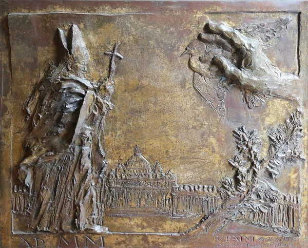 Papa Juan Pablo II, Relieve en la puerta de bronce de la iglesia de Santiago el Mayor en Porto Azzurro, Elba, Italia — Foto de Stock