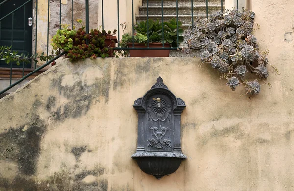 Alter trinkbrunnen in der italienischen stadt — Stockfoto