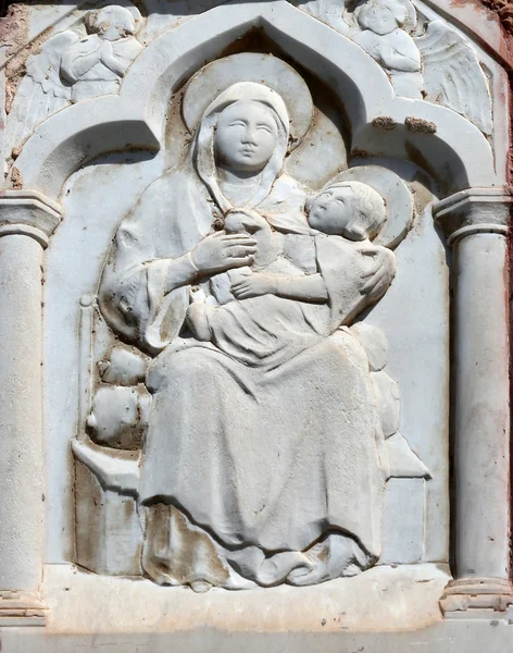 Meryem Ana ile bebek İsa, kabartma, evde Portofino, İtalya — Stok fotoğraf