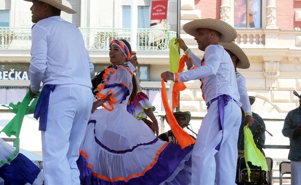 Miembros de los grupos folclóricos Colombia Folklore Foundation de Santiago de Cali, Colombia durante el 48º Festival Internacional de Folclore en el centro de Zagreb, Croacia el 16 de julio de 2014 — Foto de Stock