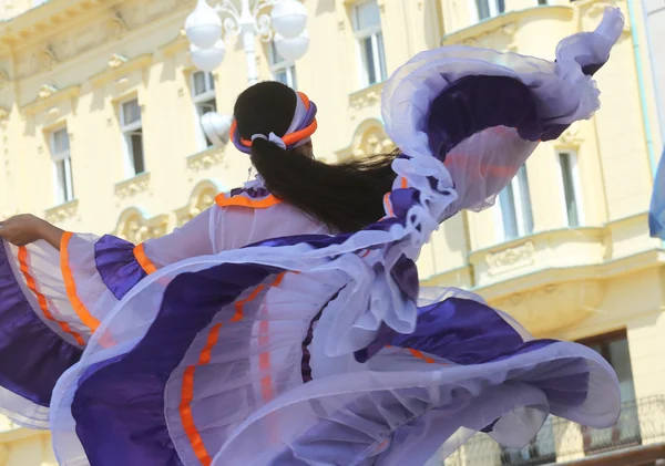 Leden van folk groepen colombia folklore Stichting uit santiago de cali, colombia tijdens de 48ste internationale folklore festival in centrum van zagreb, Kroatië op juli 16,2014 — Stockfoto