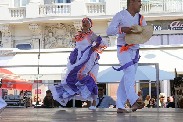 Miembros de los grupos folclóricos Colombia Folklore Foundation de Santiago de Cali, Colombia durante el 48º Festival Internacional de Folclore en el centro de Zagreb, Croacia el 16 de julio de 2014 — Foto de Stock