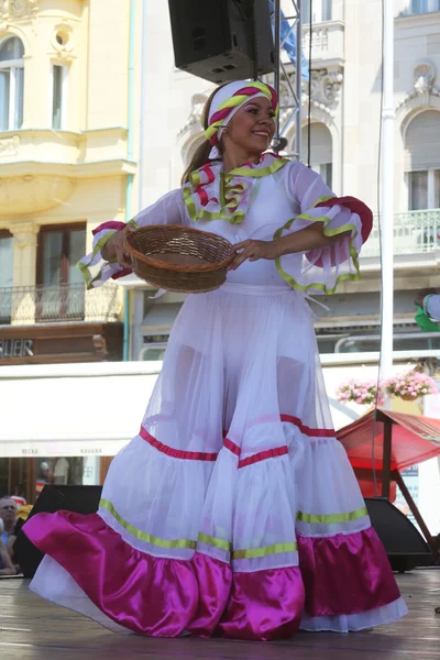 Membres de groupes folkloriques Colombia Folklore Foundation de Santiago de Cali, Colombie lors du 48e Festival international du folklore au centre de Zagreb, Croatie, le 16 juillet 2014 — Photo