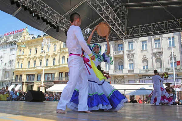 Membres de groupes folkloriques Colombia Folklore Foundation de Santiago de Cali, Colombie lors du 48e Festival international du folklore au centre de Zagreb, Croatie, le 16 juillet 2014 — Photo