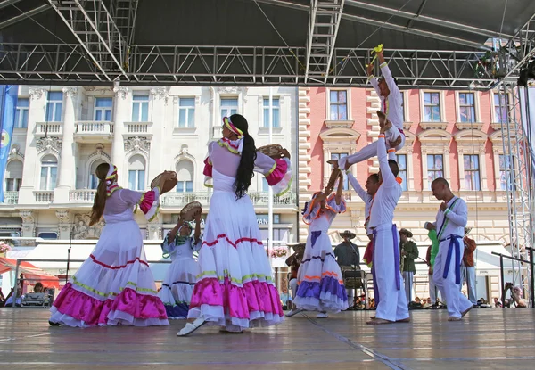 Miembros de los grupos folclóricos Colombia Folklore Foundation de Santiago de Cali, Colombia durante el 48º Festival Internacional de Folclore en el centro de Zagreb, Croacia el 16 de julio de 2014 — Foto de Stock