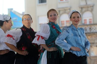 Halk grupları veseli medimurci Hırvatistan Zagreb Merkezi, 16 Temmuz 2014 tarihinde Hırvatistan 48 Uluslararası Folklor Festivali sırasında üyeleri