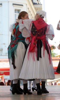 Halk grupları veseli medimurci Hırvatistan Zagreb Merkezi, 16 Temmuz 2014 tarihinde Hırvatistan 48 Uluslararası Folklor Festivali sırasında üyeleri