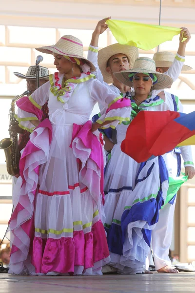 Miembros de los grupos folclóricos Colombia Folklore Foundation de Santiago de Cali, Colombia durante el 48º Festival Internacional de Folclore en el centro de Zagreb, Croacia el 16 de julio de 2014 — Foto de Stock