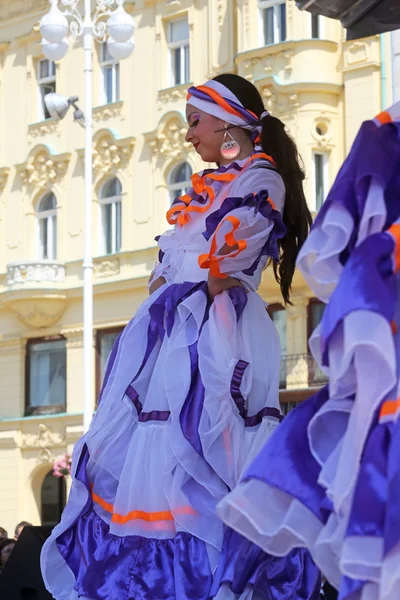 Membres de groupes folkloriques Colombia Folklore Foundation de Santiago de Cali, Colombie lors du 48e Festival international du folklore au centre de Zagreb, Croatie, le 16 juillet 2014 — Photo