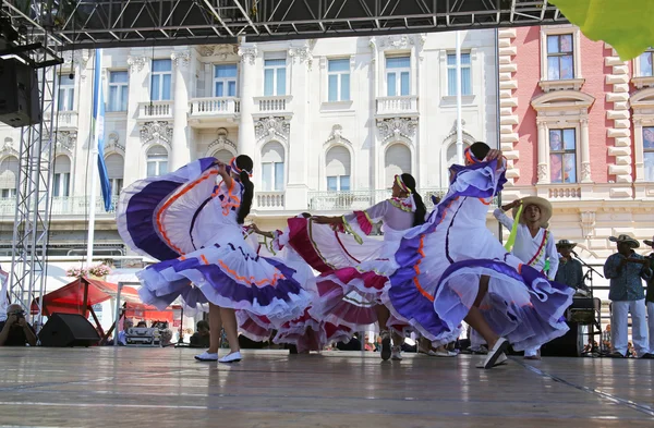 Anggota kelompok rakyat Kolombia Folklore Foundation dari Santiago de Cali, Kolombia selama Festival Folklor Internasional ke-48 di pusat kota Zagreb, Kroasia pada Juli 16.2014 — Stok Foto