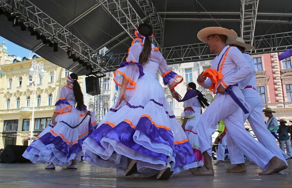 Membres de groupes folkloriques Colombia Folklore Foundation de Santiago de Cali, Colombie lors du 48e Festival international du folklore au centre de Zagreb, Croatie, le 16 juillet 2014 — Photo