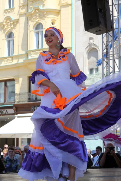 Leden van folk groepen colombia folklore Stichting uit santiago de cali, colombia tijdens de 48ste internationale folklore festival in centrum van zagreb, Kroatië op juli 16,2014 — Stockfoto