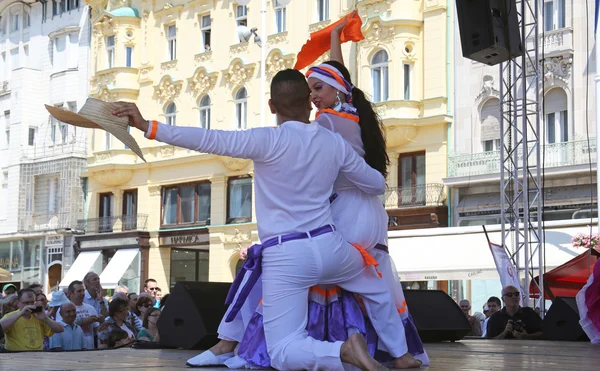Anggota kelompok rakyat Kolombia Folklore Foundation dari Santiago de Cali, Kolombia selama Festival Folklor Internasional ke-48 di pusat kota Zagreb, Kroasia pada Juli 16.2014 — Stok Foto