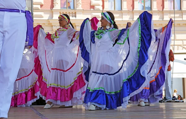 サンティアゴ · デ · カリ、コロンビア 7 月クロアチア、ザグレブの中心の第 48 国際民俗祭の間にからの民族グループ コロンビア民俗財団のメンバー 16,2014 — ストック写真
