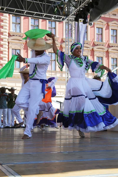 Anggota kelompok rakyat Kolombia Folklore Foundation dari Santiago de Cali, Kolombia selama Festival Folklor Internasional ke-48 di pusat kota Zagreb, Kroasia pada Juli 16.2014 — Stok Foto