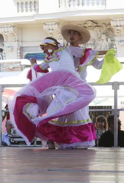 Miembros de los grupos folclóricos Colombia Folklore Foundation de Santiago de Cali, Colombia durante el 48º Festival Internacional de Folclore en el centro de Zagreb, Croacia el 16 de julio de 2014 — Foto de Stock