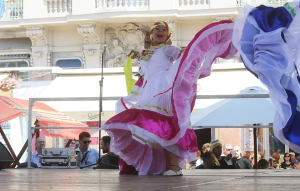 Leden van folk groepen colombia folklore Stichting uit santiago de cali, colombia tijdens de 48ste internationale folklore festival in centrum van zagreb, Kroatië op juli 16,2014 — Stockfoto