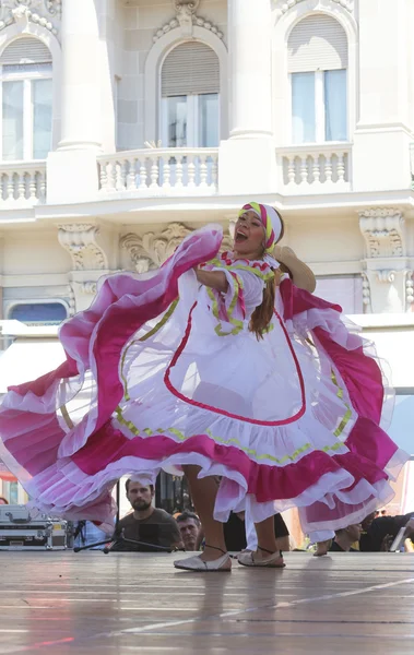 Miembros de los grupos folclóricos Colombia Folklore Foundation de Santiago de Cali, Colombia durante el 48º Festival Internacional de Folclore en el centro de Zagreb, Croacia el 16 de julio de 2014 — Foto de Stock