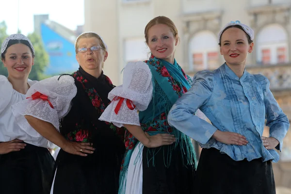 Členové folklorních souborů veselí medimurci z Chorvatska během 48 Mezinárodní folklórní festival v centru Záhřebu, Chorvatsko, na 16 červenci 2014 — Stock fotografie