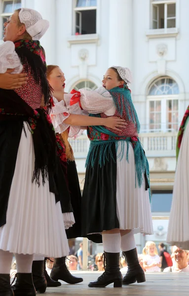 Halk grupları veseli medimurci Hırvatistan Zagreb Merkezi, 16 Temmuz 2014 tarihinde Hırvatistan 48 Uluslararası Folklor Festivali sırasında üyeleri — Stok fotoğraf