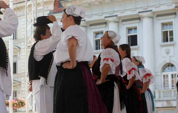 Τα μέλη των ομάδων λαϊκής veseli medimurci από την Κροατία κατά τη διάρκεια το 48ο Διεθνές Φολκλορικό Φεστιβάλ στο κέντρο του Ζάγκρεμπ, Κροατία, στις 16 Ιουλίου 2014 — Φωτογραφία Αρχείου