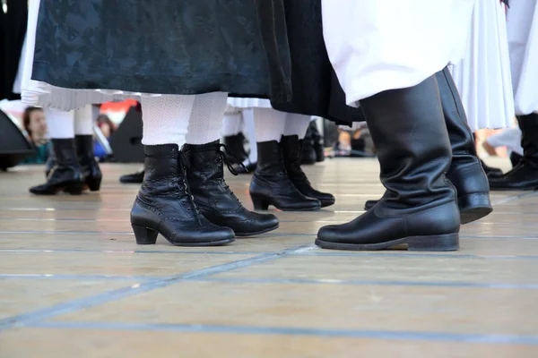 Membros dos grupos folclóricos Veseli Medimurci da Croácia durante o 48 Festival Internacional do Folclore, no centro de Zagreb, Croácia, em 16 de julho de 2014 — Fotografia de Stock