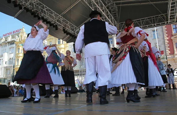 Medlemmar i grupper folk veseli medimurci från Kroatien under 48 internationell folklore festival i centrum av zagreb, Kroatien på 16 juli 2014 — Stockfoto