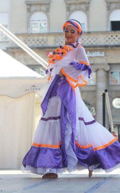 Kolombiya folklor Vakfı'ndan santiago de cali, Kolombiya Merkezi Zagreb, Hırvatistan-Temmuz 48 Uluslararası Folklor Festivali sırasında grup üyeleri halk 17,2014