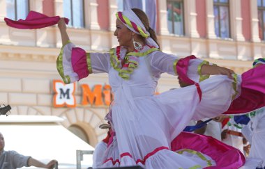 Kolombiya folklor Vakfı'ndan santiago de cali, Kolombiya Merkezi Zagreb, Hırvatistan-Temmuz 48 Uluslararası Folklor Festivali sırasında grup üyeleri halk 17,2014