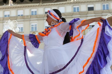 Kolombiya folklor Vakfı'ndan santiago de cali, Kolombiya Merkezi Zagreb, Hırvatistan-Temmuz 48 Uluslararası Folklor Festivali sırasında grup üyeleri halk 17,2014