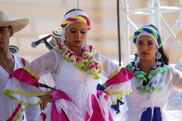 Leden van folk groep colombia folklore Stichting uit santiago de cali, colombia tijdens de 48ste internationale folklore festival in centrum van zagreb, Kroatië op juli 17,2014 — Stockfoto
