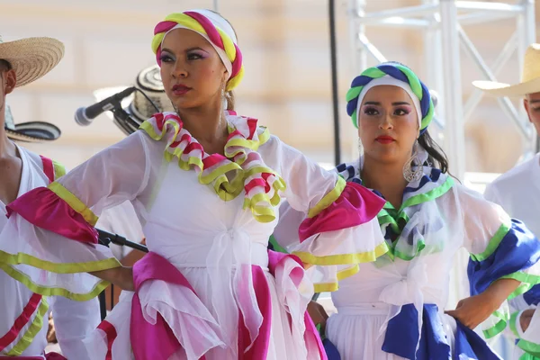 Leden van folk groep colombia folklore Stichting uit santiago de cali, colombia tijdens de 48ste internationale folklore festival in centrum van zagreb, Kroatië op juli 17,2014 — Stockfoto