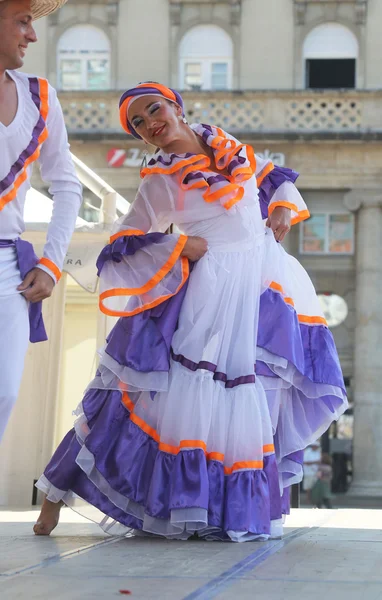 Membres du groupe folklorique Colombia Folklore Foundation de Santiago de Cali, Colombie lors du 48e Festival international du folklore au centre de Zagreb, Croatie, le 17 juillet 2014 — Photo