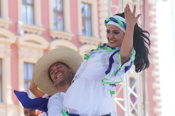 Membres du groupe folklorique Colombia Folklore Foundation de Santiago de Cali, Colombie lors du 48e Festival international du folklore au centre de Zagreb, Croatie, le 17 juillet 2014 — Photo