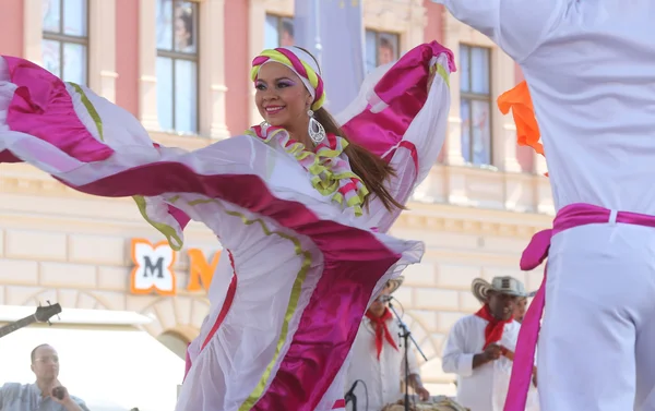 Membres du groupe folklorique Colombia Folklore Foundation de Santiago de Cali, Colombie lors du 48e Festival international du folklore au centre de Zagreb, Croatie, le 17 juillet 2014 — Photo