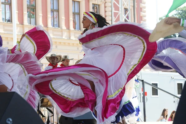 Miembros del grupo folclórico Colombia Folklore Foundation de Santiago de Cali, Colombia durante el 48º Festival Internacional de Folclore en el centro de Zagreb, Croacia el 17 de julio de 2014 — Foto de Stock