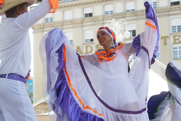 Membres du groupe folklorique Colombia Folklore Foundation de Santiago de Cali, Colombie lors du 48e Festival international du folklore au centre de Zagreb, Croatie, le 17 juillet 2014 — Photo